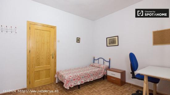 Habitación de estudiantes con cama individual en alquiler en apartamento de 4 dormitorios en Ronda 