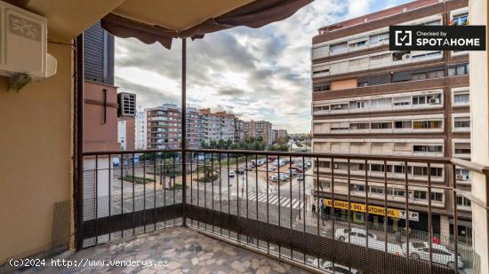 Habitación luminosa en apartamento de 6 dormitorios en Rascanya - VALENCIA