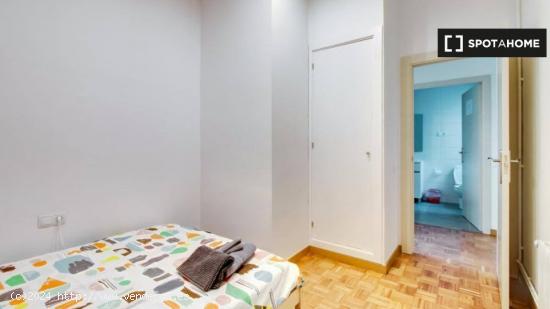 Se alquila habitación en apartamento de 10 dormitorios en L'Esquerra de l'Eixample - BARCELONA