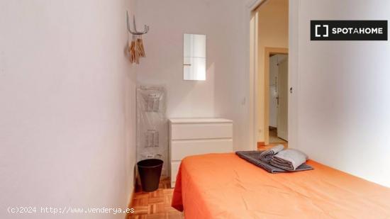 Se alquila habitación en apartamento de 10 dormitorios en L'Esquerra de l'Eixample - BARCELONA