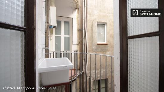 Habitación con balcón en un apartamento de 7 dormitorios en El Born - BARCELONA