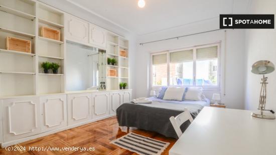 Se alquila habitación en apartamento de 4 dormitorios en Salamanca - MADRID