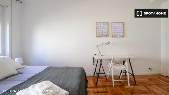 Se alquila habitación en apartamento de 4 dormitorios en Salamanca - MADRID