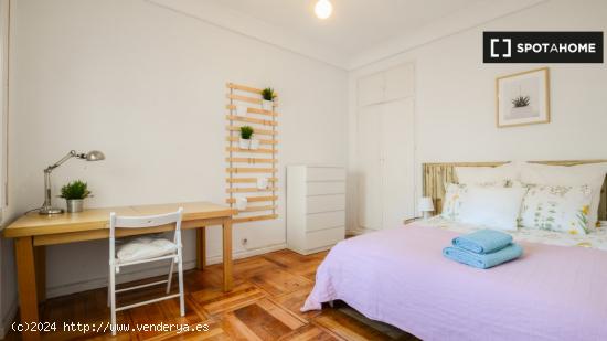 Se alquila habitación en apartamento de 4 dormitorios en Salamanca - MADRID