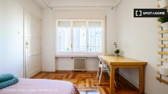 Se alquila habitación en apartamento de 4 dormitorios en Salamanca - MADRID