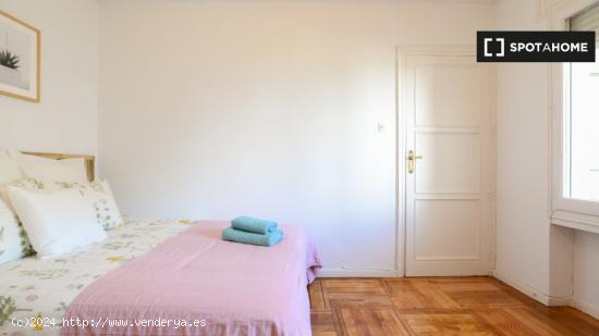 Se alquila habitación en apartamento de 4 dormitorios en Salamanca - MADRID