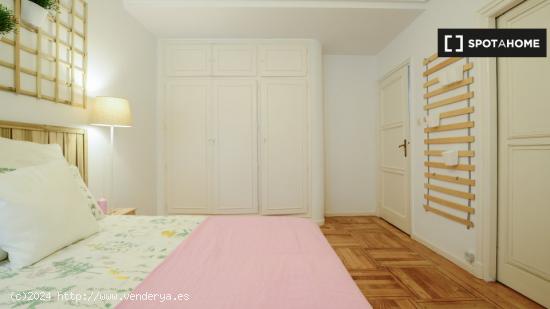 Se alquila habitación en apartamento de 4 dormitorios en Salamanca - MADRID