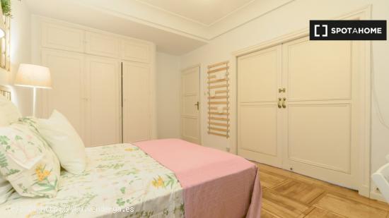 Se alquila habitación en apartamento de 4 dormitorios en Salamanca - MADRID