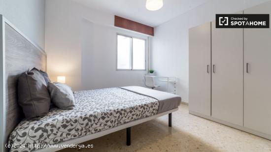 Acogedora habitación en un apartamento de 5 dormitorios en Camins al Grau - VALENCIA