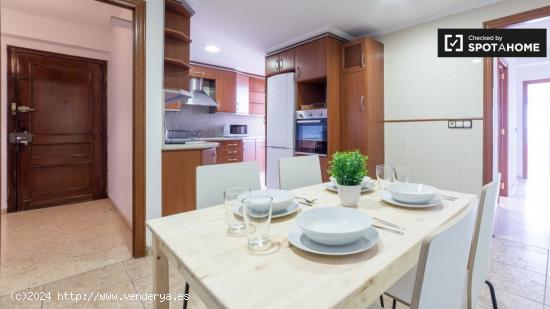 Acogedora habitación en un apartamento de 5 dormitorios en Camins al Grau - VALENCIA