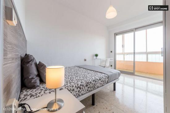  Habitación amueblada en un apartamento de 5 dormitorios en Camins al Grau - VALENCIA 