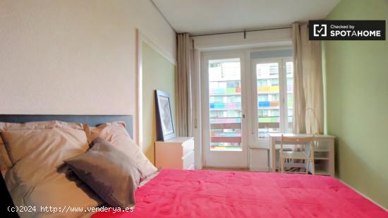 Habitación con balcón en un apartamento de 8 dormitorios en Nueva España - MADRID