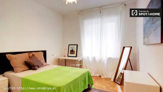 Habitación amueblada en un apartamento de 8 dormitorios en Nueva España - MADRID