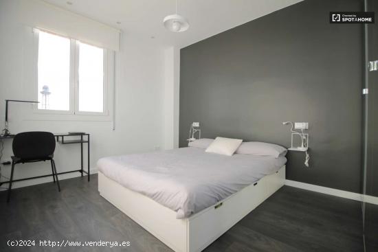  Habitación luminosa en apartamento de 3 dormitorios - Poble Sec - BARCELONA 