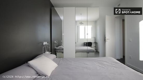 Habitación luminosa en apartamento de 3 dormitorios - Poble Sec - BARCELONA