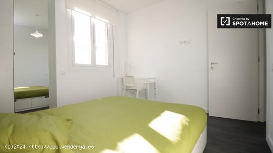 Habitación moderna en apartamento de 3 dormitorios - Poble Sec - BARCELONA