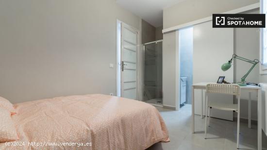 Habitación con baño en un apartamento de 5 dormitorios en L'Eixample - VALENCIA