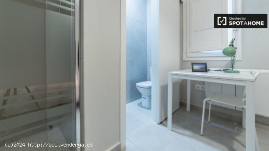 Habitación con baño en un apartamento de 5 dormitorios en L'Eixample - VALENCIA