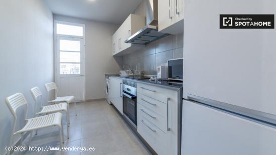 Habitación con baño en un apartamento de 5 dormitorios en L'Eixample - VALENCIA