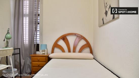 Habitación ordenada en un apartamento de 4 dormitorios en L'Eixample - VALENCIA