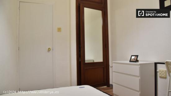 Habitación ordenada en un apartamento de 4 dormitorios en L'Eixample - VALENCIA