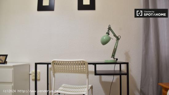 Habitación ordenada en un apartamento de 4 dormitorios en L'Eixample - VALENCIA