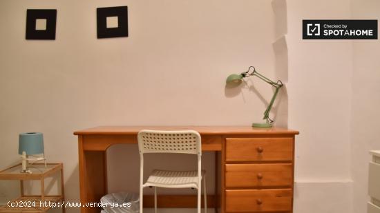 Acogedora habitación en un apartamento de 4 dormitorios en L'Eixample - VALENCIA