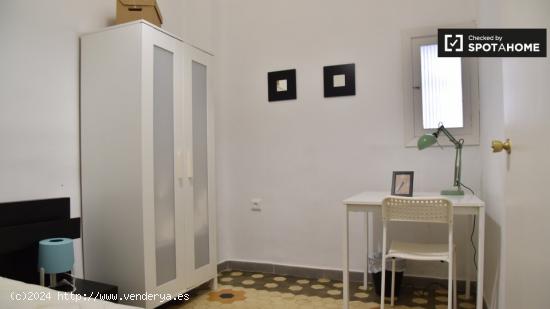 Se alquila habitación moderna en apartamento de 4 dormitorios en L'Eixample - VALENCIA