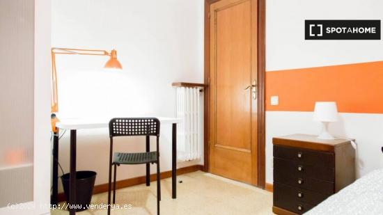 Habitación soleada con cama doble en alquiler en el Eixample - BARCELONA