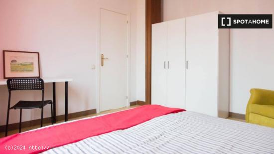 Preciosa habitación con cama doble en alquiler en el Eixample - BARCELONA