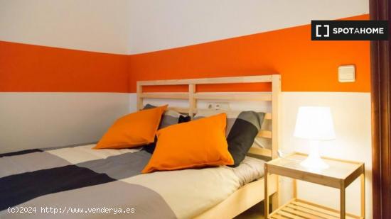 Acogedora habitación con cama doble en alquiler en Eixample - BARCELONA