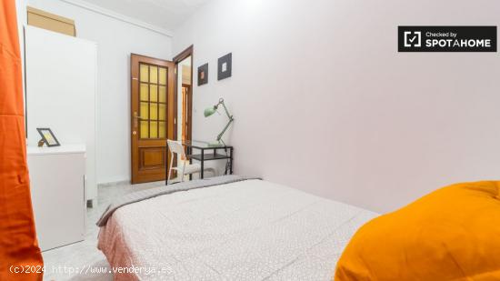 Habitación con cama individual en alquiler en apartamento de 5 dormitorios en La Saïdia - VALENCIA