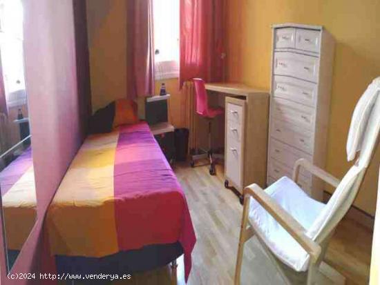  Habitación luminosa con llave independiente en piso compartido, Cuatro Caminos - MADRID 