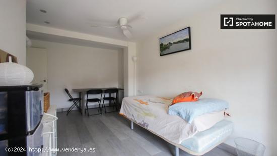 Amplia habitación en alquiler en apartamento de 3 dormitorios en Quatre Carreres - VALENCIA