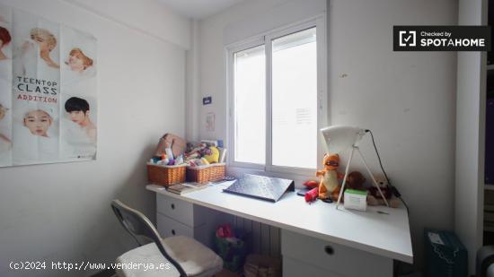 Acogedora habitación en alquiler en apartamento de 3 dormitorios en Quatre Carreres - VALENCIA