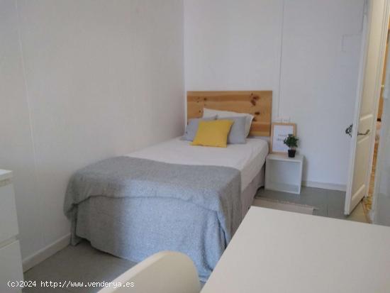  Habitación luminosa con armario independiente en un apartamento de 5 dormitorios, Gràcia - BARCELO 