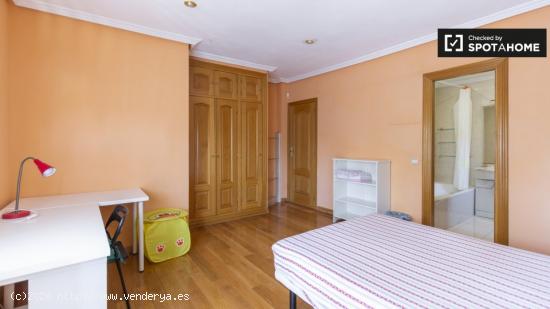 Amplia habitación con baño y balcón en alquiler en Villaviciosa de Odón - MADRID