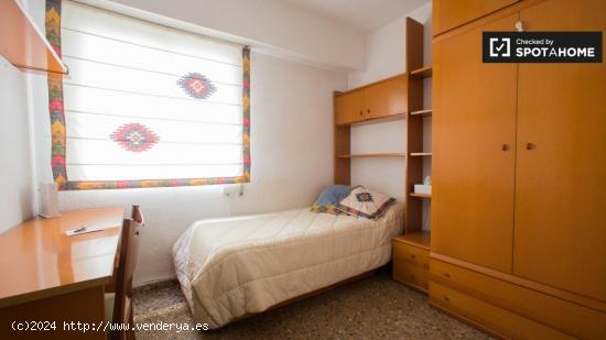 Acogedora habitación en apartamento de 3 dormitorios en Benimaclet - VALENCIA