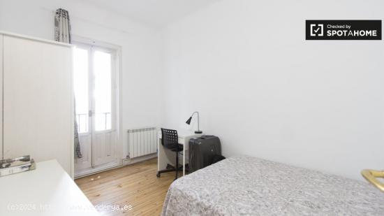 Gran habitación en apartamento de 7 dormitorios en Salamanca, Madrid - MADRID