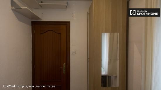 Habitación amueblada en un apartamento de 4 dormitorios en Sants - BARCELONA