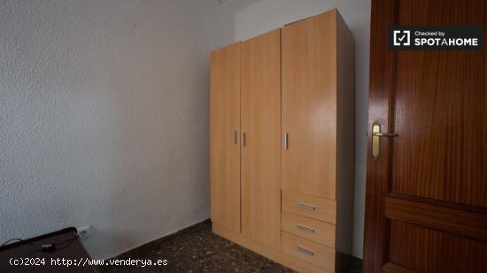 Se alquila habitación amueblada en un apartamento de 7 dormitorios en Quatre Carreres - VALENCIA