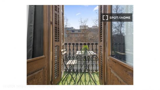 Habitación luminosa en alquiler en un apartamento de 5 dormitorios en La Dreta de l'Eixample - BARC