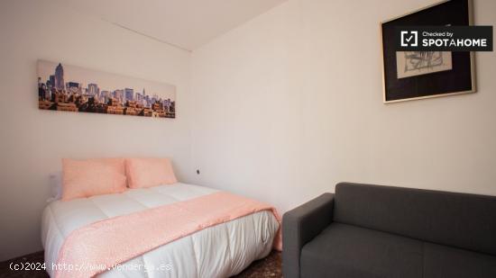 Habitación acogedora para parejas con balcón en alquiler en un apartamento de 5 dormitorios en Ciu