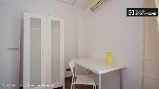 Habitación acogedora para parejas con balcón en alquiler en un apartamento de 5 dormitorios en Ciu