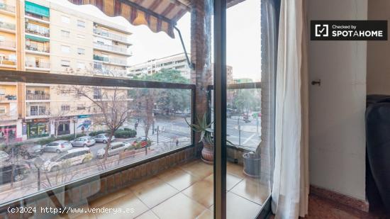 Amplia habitación en un apartamento de 5 dormitorios en Algirós, Valencia - VALENCIA