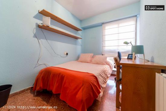 Acogedora habitación en un apartamento de 5 dormitorios en Algirós, Valencia - VALENCIA