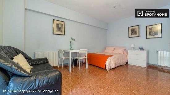 Acogedora habitación en un apartamento de 5 dormitorios en Algirós, Valencia - VALENCIA