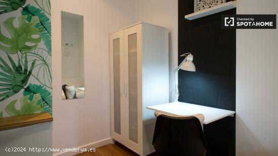 Se alquila habitación en apartamento de 4 dormitorios en Gracia, Barcelona - BARCELONA