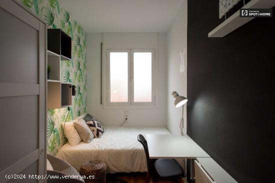  Se alquila habitación en apartamento de 4 dormitorios en Gracia, Barcelona - BARCELONA 