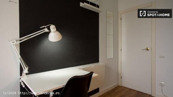 Se alquila habitación en apartamento de 4 dormitorios en Gracia, Barcelona - BARCELONA